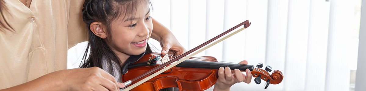 Girl playing the violin